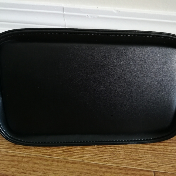 Matt and Nat dome black crossbody bag, in great condition - Picture 5 of 7